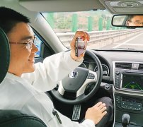 来自的高先生新近买了车